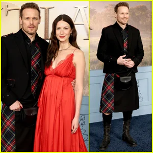 Sam Heughan usa o tradicional kilt escocês na estreia da 8ª temporada de 'Outlander' com Caitriona Balfe