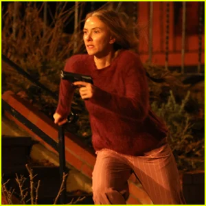 Scarlett Johansson corre pelas ruas do Queens filmando cenas noturnas de 'O Exorcista'