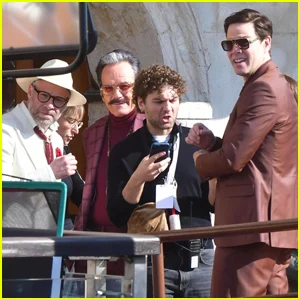 Seth Rogen, Bryan Cranston, Ike Barinholtz e mais voltam ao trabalho na 2ª temporada de 'The Studio' na Itália após o falecimento de Catherine O'Hara