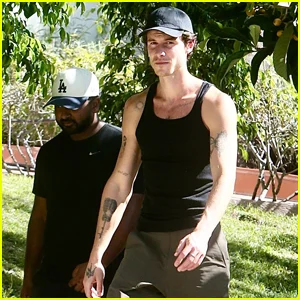 Shawn Mendes mostra os braços em caminhada matinal no WeHo