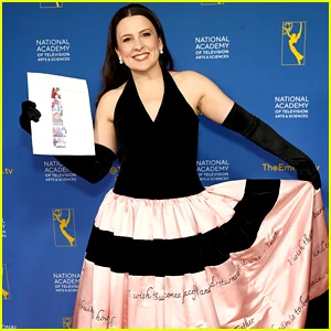 Sra. Rachel usa vestido bordado com palavras de crianças sudanesas para evento do Emmy