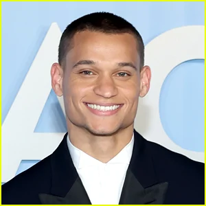 Tyriq Withers fala sobre namoro, amor, beijos e muito mais em uma nova entrevista reveladora