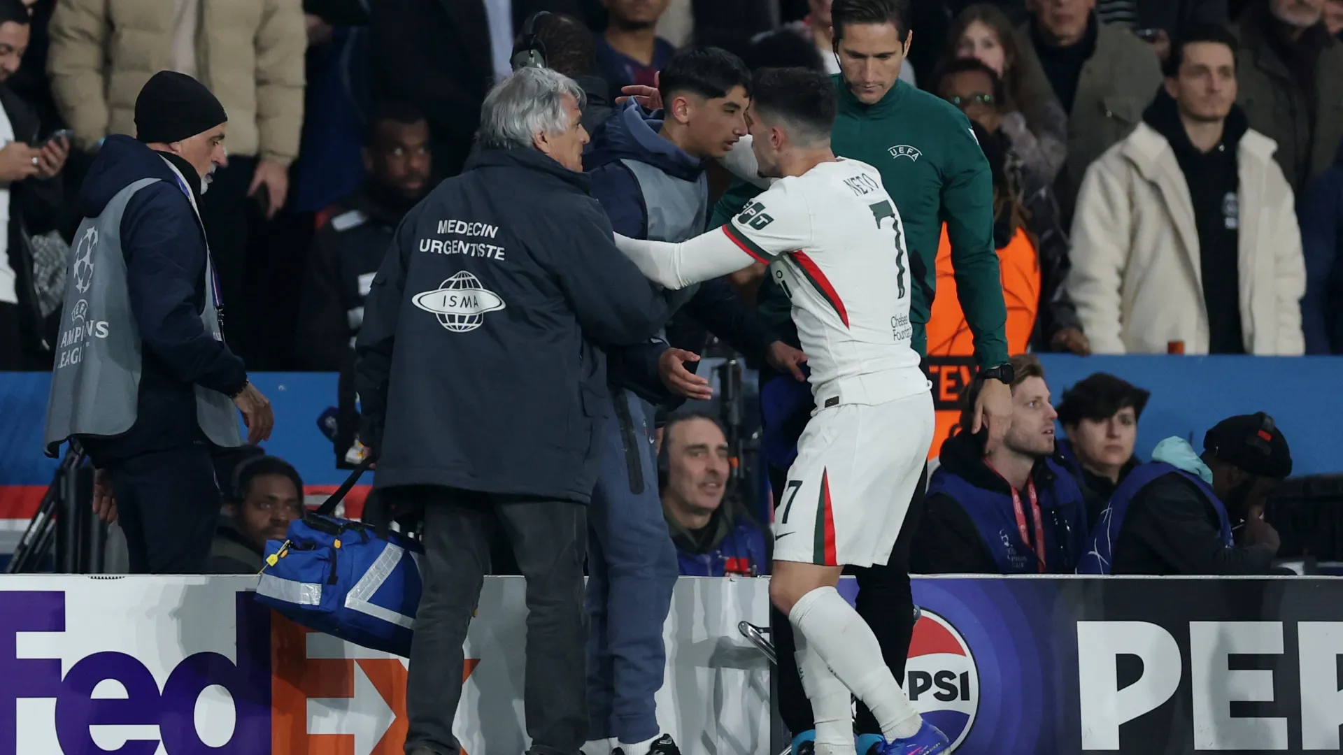 Pedro Neto, do Chelsea, abraça um garoto após a briga.