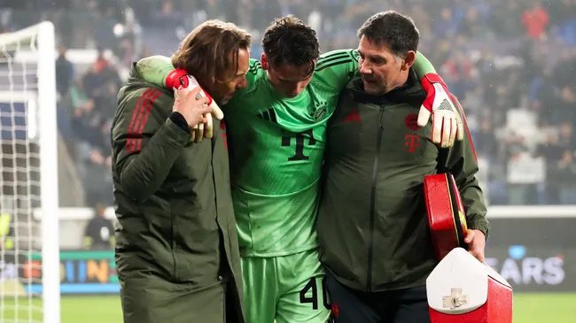 Jonas Urbig do FC Bayern de Munique.