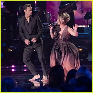 Veja por que Ryan Seacrest ficou descalço durante o ‘American Idol’ desta semana