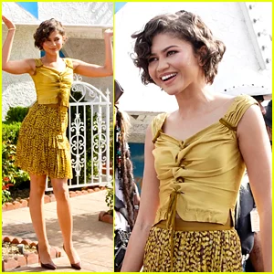 Zendaya visita a capela de casamento em Las Vegas para a imprensa de 'The Drama' e mostra seu próprio anel