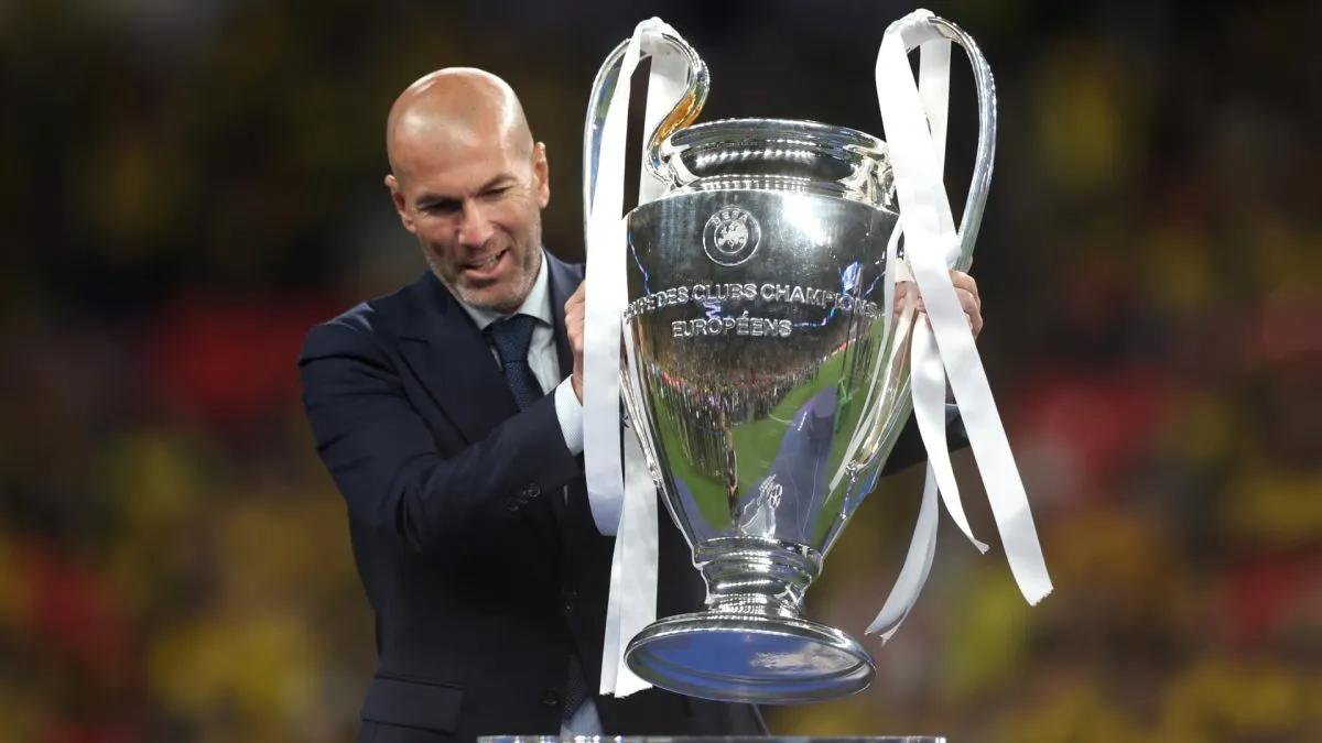 Zinedine Zidane segurando a Liga dos Campeões