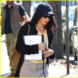 Zoe Kravitz sai em Nova York com um roteiro em mãos