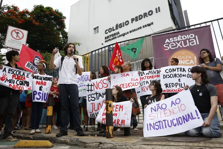 Rio de Janeiro (RJ), 10/03/2026 – O estudante do Colégio Pedro II Gabriel Pinho Leite Monteiro fala em protesto contra assédio sexual e silêncio institucional em frente à reitoria, em São Cristóvão, após caso de estupro coletivo envolvendo alunos. Foto: Fernando Frazão/Agência Brasil