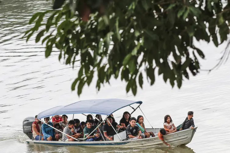 Bruno Peres/Agência Brasil Território indígena Apyterewa (PA), 16/12/2025 - Povo Parakanã na Aldeia Apyterewa, onde acontece a ação de desintrusão no território indígena Apyterewa, é realizada de forma integrada, com participação do Ministério dos Povos Indígenas, Funai, Abin, Ibama, Força Nacional, polícias Civil e Militar do Pará e da Agência de Defesa Agropecuária do estado.
Foto: Bruno Peres/Agência Brasil