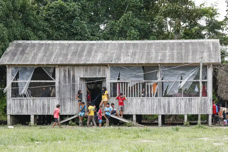 Bruno Peres/Agência Brasil Território indígena Apyterewa (PA), 16/12/2025 - Povo Parakanã na Aldeia Apyterewa, onde acontece a ação de desintrusão no território indígena Apyterewa, é realizada de forma integrada, com participação do Ministério dos Povos Indígenas, Funai, Abin, Ibama, Força Nacional, polícias Civil e Militar do Pará e da Agência de Defesa Agropecuária do estado.
Foto: Bruno Peres/Agência Brasil