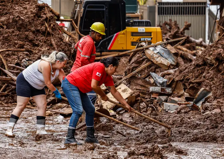 Tânia Rego/Agência Brasil 28/02/2026 - Juíz de Fora - MG - Bombeiros fazem a última frente de procura de vítimas em que estão tentando resgatar o corpo de um menino de 9 anos, após deslizamento de terra no bairro Paineiras. Foto: Tânia Rego/Agência Brasil