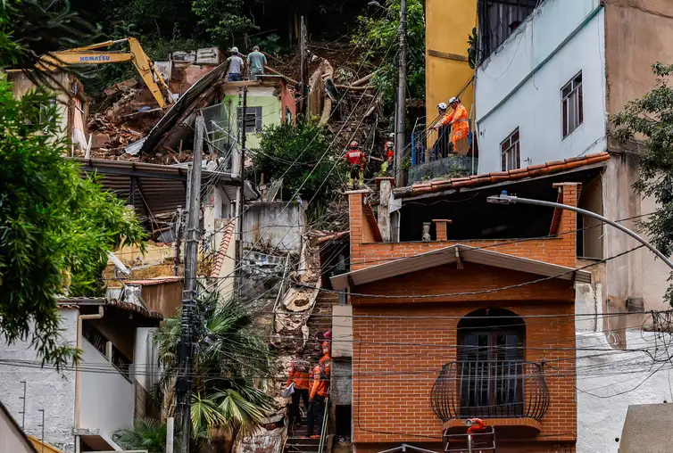 Tânia Rego/Agência Brasil 28/02/2026 - Juíz de Fora - MG - Bombeiros fazem a última frente de procura de vítimas em que estão tentando resgatar o corpo de um menino de 9 anos, após deslizamento de terra no bairro Paineiras. Foto: Tânia Rego/Agência Brasil