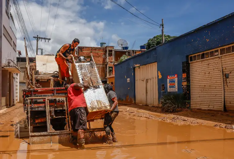 01/03/2026 - Ubá (MG) - Estragos devido às fortes chuvas e transbordamento do Rio Ubá, na região central da cidade. Foto: Tânia Rego/Agência Brasil