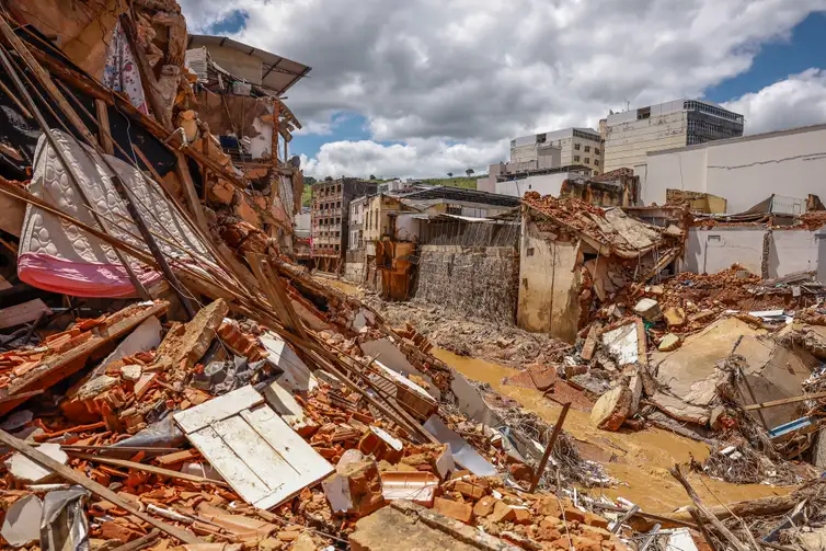 01/03/2026 - Ubá (MG) - Estragos devido às fortes chuvas e transbordamento do Rio Ubá, na região central da cidade. Foto: Tânia Rego/Agência Brasil