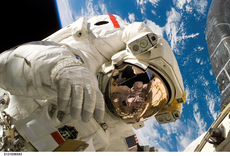 China envia astronauta para missão espacial de um ano