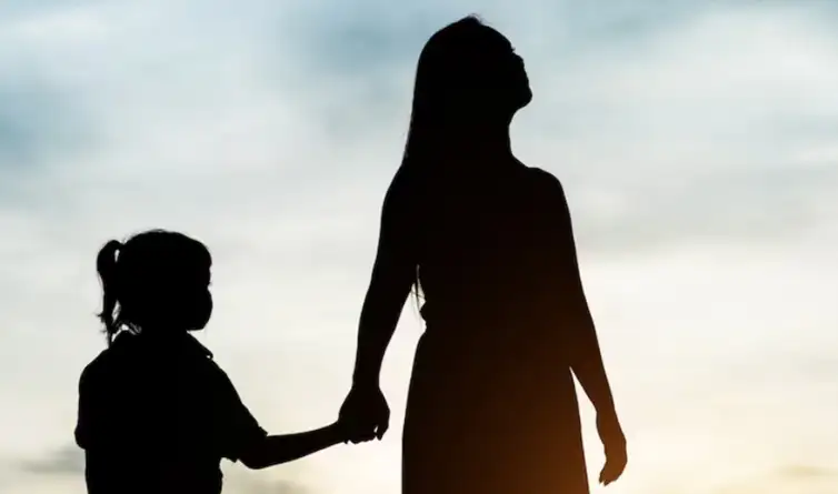 Brasília (DF) 09/05/2025 -Mãe e filho. Foto FreePik