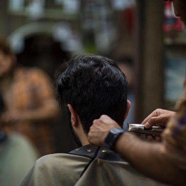 Irã incendeia petroleiro gigante perto de Dubai após alertas de Trump