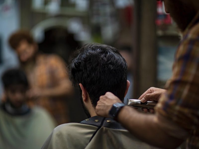 Irã incendeia petroleiro gigante perto de Dubai após alertas de Trump