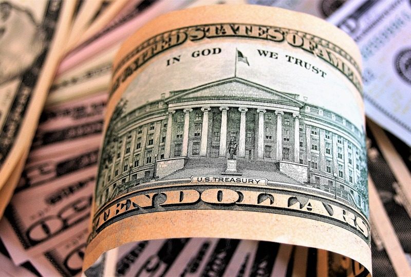 Dólar cai para R$ 5,24 em dia de correção no mercado