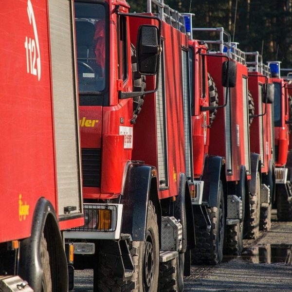 Incêndio de grandes proporções atinge fábrica no Brás, em São Paulo