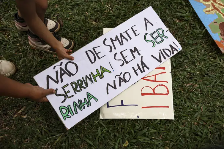 Brasília (DF), 15/03/2026 - Manifestantes pedem proteção da Serrinha do Paranoá, área ambiental incluída em projeto para salvar BRB. Foto: Marcelo Camargo/Agência Brasil
