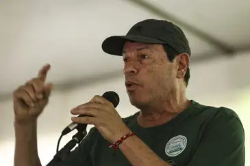 Brasília (DF), 15/03/2026 - O ambientalista César Victor do Espírito Santo, durante manifestação pela proteção da Serrinha do Paranoá, área ambiental incluída em projeto para salvar BRB. Foto: Marcelo Camargo/Agência Brasil