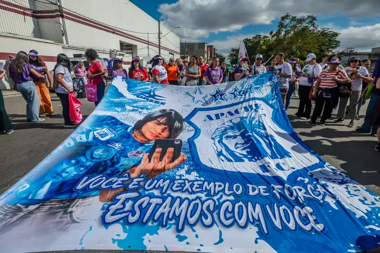 Paulo Pinto/Agência Brasil Sao Paulo (SP)-01/03/2026.
Um ato no domingo em memória de Tainara Souza
Santos, de 31 anos, que morreu após ser atropelada e arrastada pelo ex-companheiro em São Paulo, irá marcar o início das mobilizações pelo Dia Internacional das Mulheres.
Organizado pelo Ministério das Mulheres, o local escolhido para o ato é a Marginal Tietê, na zona norte da cidade de São Paulo, onde Tainara foi agredida, atropelada pelo ex-companheiro Douglas Alves da Silva e arrastada por mais de 1 quilômetro ao ficar presa ao carro dele, em 29 de novembro do ano passado. O ato contou com a presença das
ministras Márcia Lopes, Marina Silva , Sônia Guanabara e do Ministro Paulo Teixeira e a mãe Luciane ( mãe da vítima Taynara). Foto: Paulo Pinto/Agência Brasil