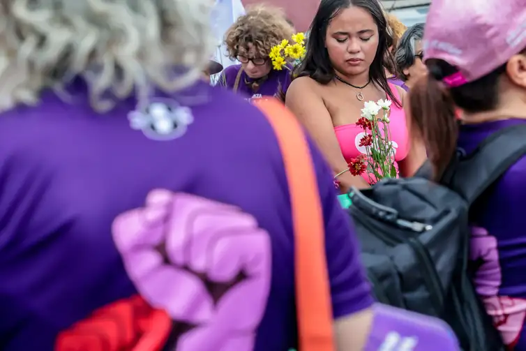 Paulo Pinto/Agência Brasil Sao Paulo (SP)-01/03/2026.
Um ato no domingo em memória de Tainara Souza
Santos, de 31 anos, que morreu após ser atropelada e arrastada pelo ex-companheiro em São Paulo, irá marcar o início das mobilizações pelo Dia Internacional das Mulheres.
Organizado pelo Ministério das Mulheres, o local escolhido para o ato é a Marginal Tietê, na zona norte da cidade de São Paulo, onde Tainara foi agredida, atropelada pelo ex-companheiro Douglas Alves da Silva e arrastada por mais de 1 quilômetro ao ficar presa ao carro dele, em 29 de novembro do ano passado. O ato contou com a presença das
ministras Márcia Lopes, Marina Silva , Sônia Guanabara e do Ministro Paulo Teixeira e a mãe Luciane ( mãe da vítima Taynara). Foto: Paulo Pinto/Agência Brasil