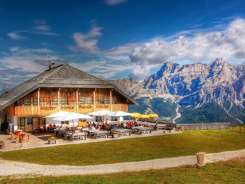 Bolsonaro recebe alta e chega em casa para cumprir prisão domiciliar