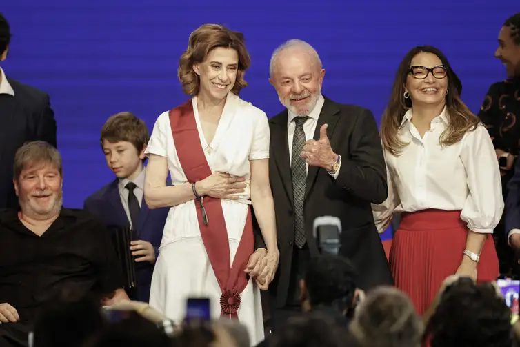 Fernando Frazão/Agência Brasil Rio de Janeiro (RJ), 22/12/2025 - Retrospectiva 2025 - Foto feita em 20/05/2025 – O presidente da República, Luiz Inácio Lula da Silva, participa da cerimônia de entrega da Ordem do Mérito Cultural à atriz Fernanda Torres, no Palácio Gustavo Capanema. Foto: Fernando Frazão/Agência Brasil