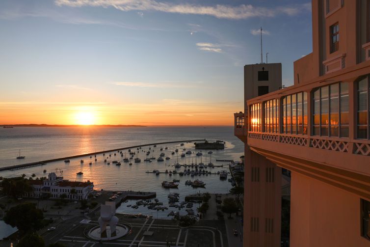 Rovena Rosa/Agência Brasil Salvador (BA), 22/12/2025 - Retrospectiva 2025 - Foto feita em 07/08/2025 - Pôr do sol na Baía de Todos os Santos visto do alto do elevador Lacerda no Pelourinho, centro histórico de Salvador. Foto: Rovena Rosa/Agência Brasil