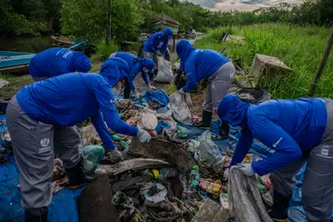 01/03/2026 - Projeto desenvolve educação ambiental de povos tradicionais em Magé.  Limpeza de resíduos sólidos em manguezal de Magé. Foto: Rodrigo Campanário/ Divulgação ONG Guardiões do Mar