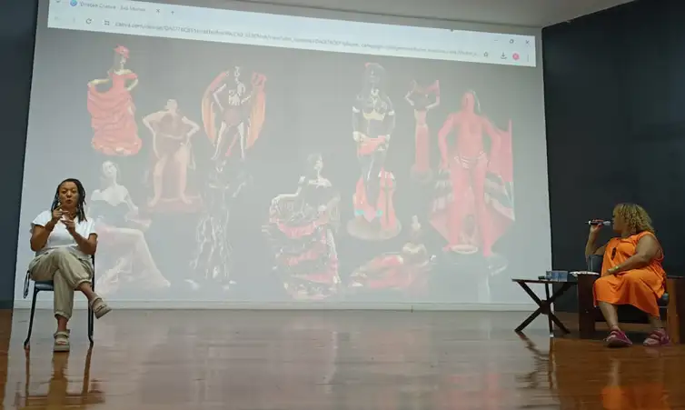 Letycia Bond/Agência Brasil São Paulo (SP), 27/03/2026 - Musicista Ayô Tupinambá (à dir.) fala sobre seu álbum Exú-Mulher na exposição “Padê – sentinela à porta da memória”, no Museu Afro. Foto: Letycia Bond/Agência Brasil