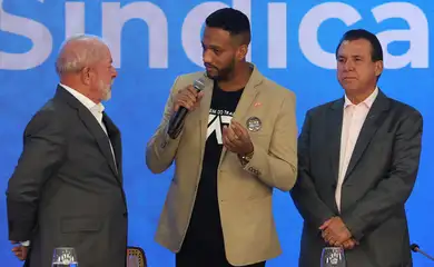 Brasília (DF), 15/04/2026 - O presidente da República, Luiz Inácio Lula da Silva, juntamente com Rick Azevedo e o ministro do Trabalho e Emprego, Luiz Marinho, durante reunião com dirigentes de centrais sindicais, no Palácio do Planalto. Foto: Valter Campanato/Agência Brasil