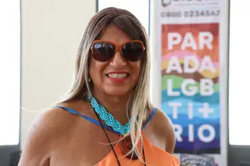 Rio de Janeiro (RJ), 25/04/2025 - A presidente da ONG Movimento de Gays, Travestis e Transformistas - MGTT e articuladora da Parada LGBTQIA+ de Madureira, Rogéria Meneghel, participa do Encontro Estadual de Paradas do Orgulho LGBTI+ do Rio de Janeiro, realizado pela Comissão Organizadora da 31ª Parada do Orgulho LGBTI+ Rio 2026 e pelo Grupo Arco-Íris de Cidadania LGBTI+, no Teatro Carlos Gomes. Foto: Rovena Rosa/Agência Brasil