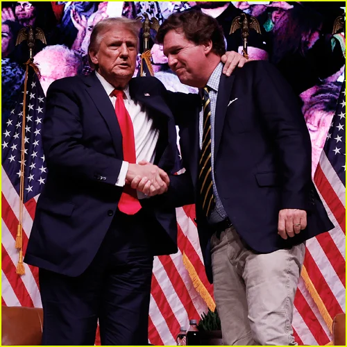 Donald Trump e Tucker Carlson apertam as mãos