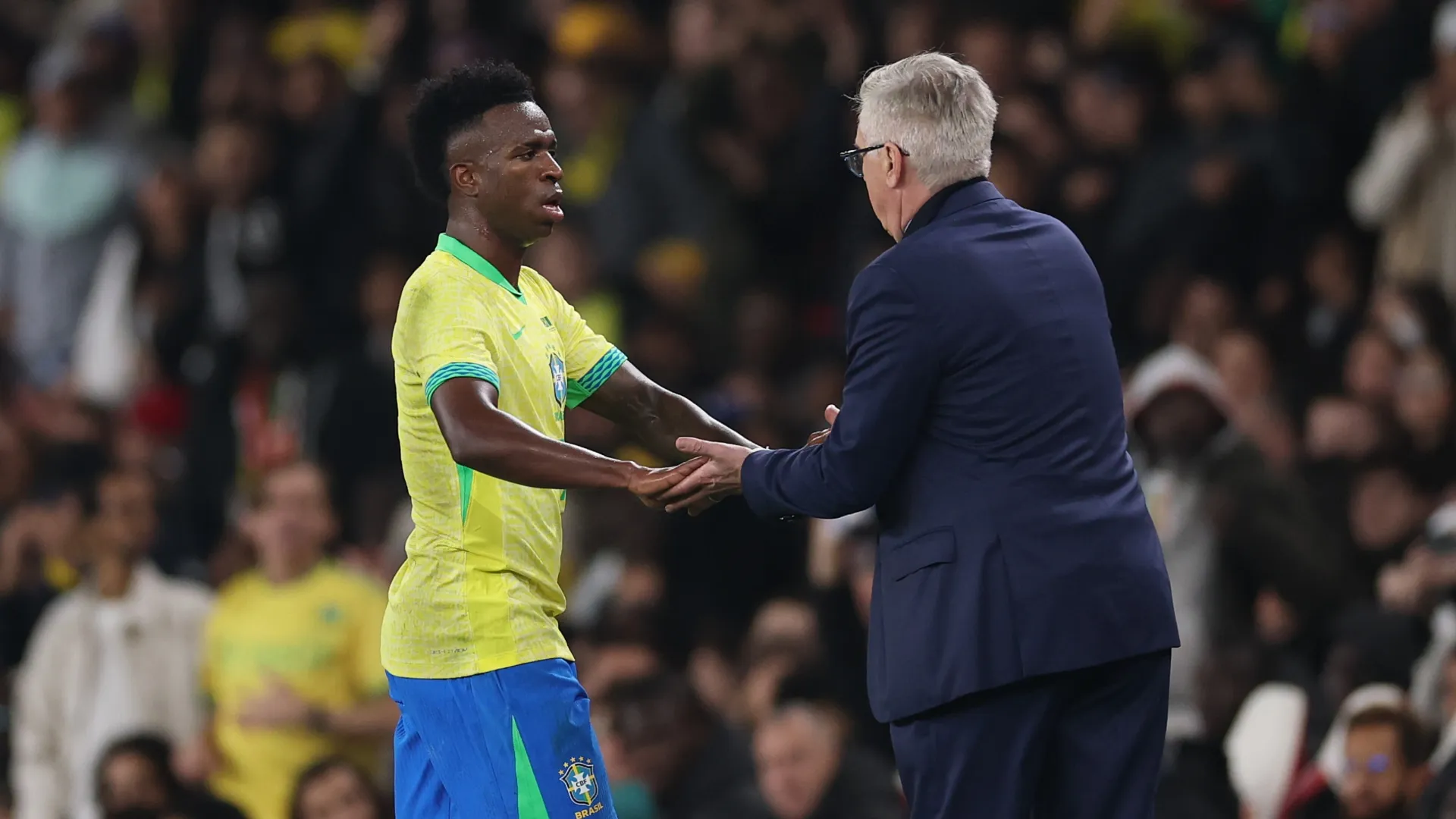 Carlo Ancelotti cumprimenta Vinicius Junior do Brasil após ser substituído.