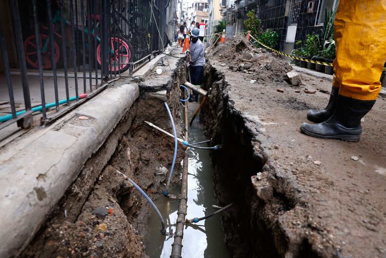 Tânia Rêgo/Agência Brasil Rio de Janeiro (RJ), 01/04/2026 - Funcionários da Águas do Rio trabalham em obra de infraestrutura de tratamento de esgoto na comunidade Parque Rubens Vaz. Saneamento básico em localidades do Complexo da Maré. Foto: Tânia Rêgo/Agência Brasil