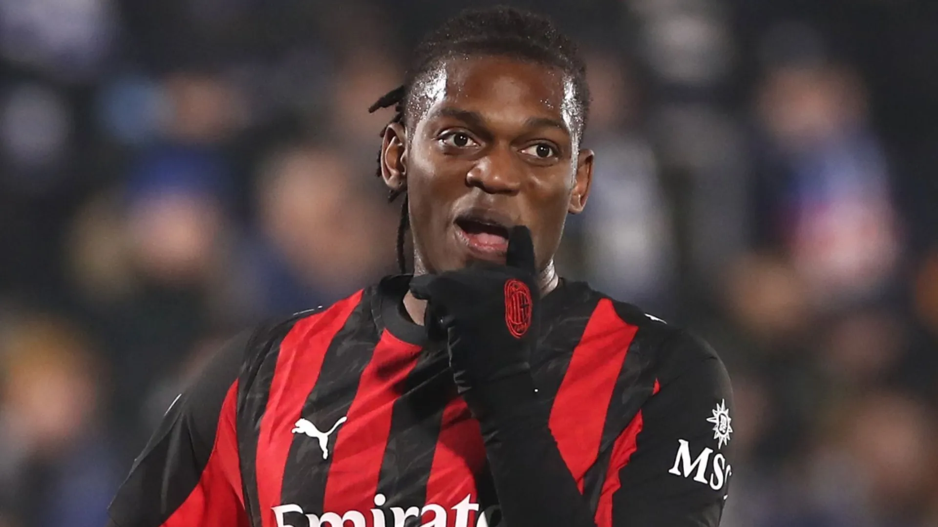 A estrela do AC Milan, Rafael Leão, olhando