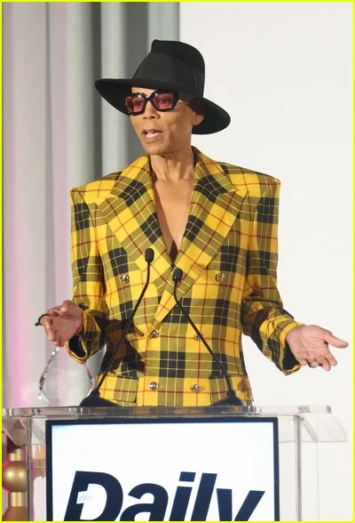 celebridades no Daily Front Row Fashion Awards