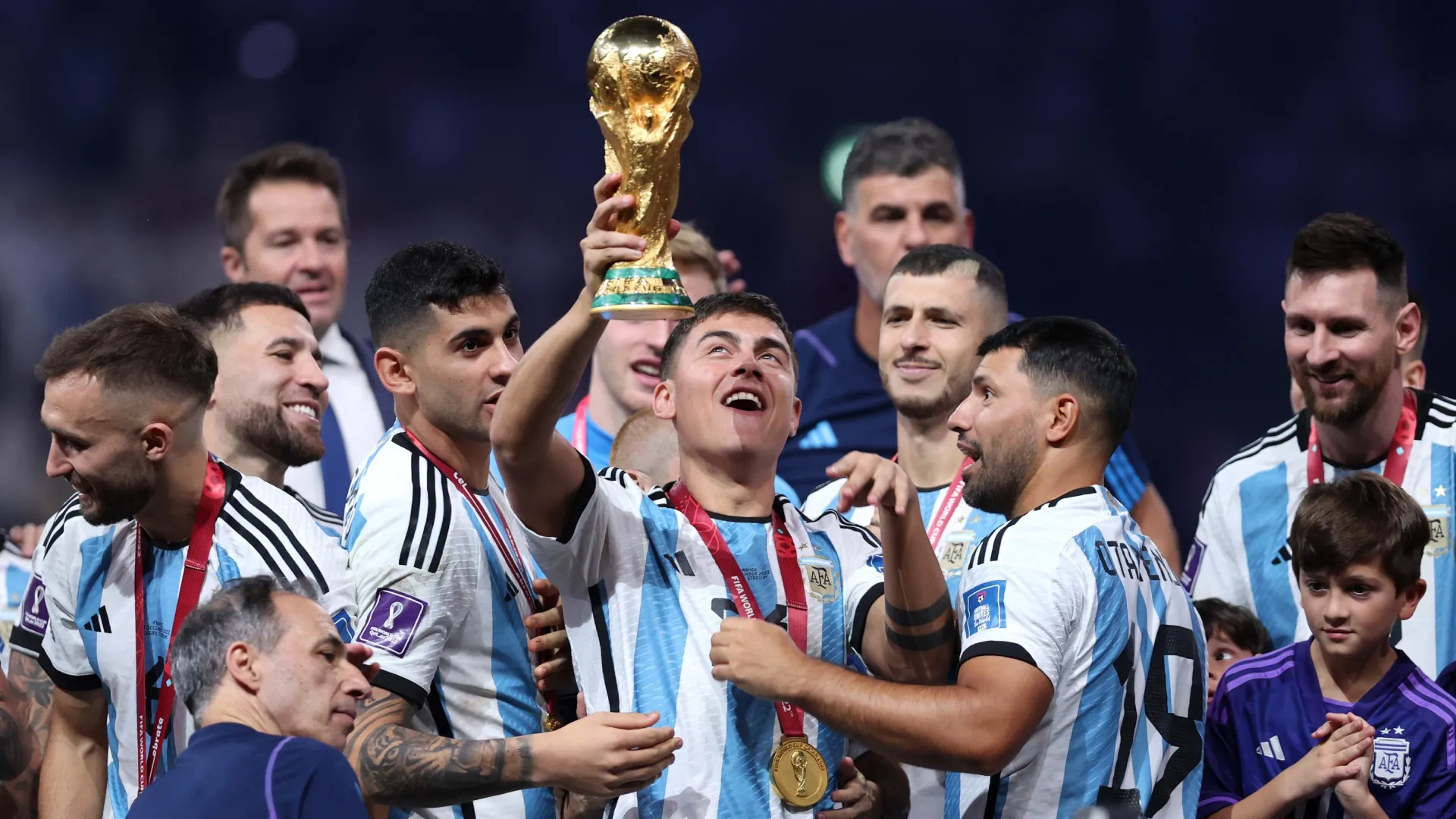 Paulo Dybala, da Argentina, levanta a Copa do Mundo FIFA Qatar 2022.