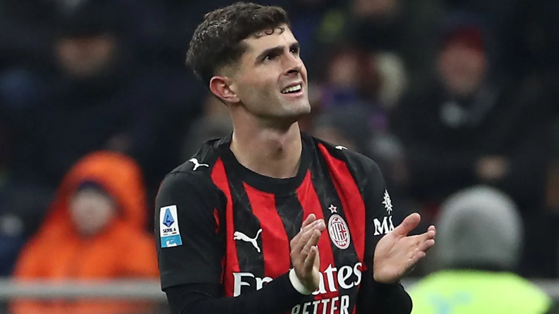 Christian Pulisic, do AC Milan, comemora após marcar um gol.