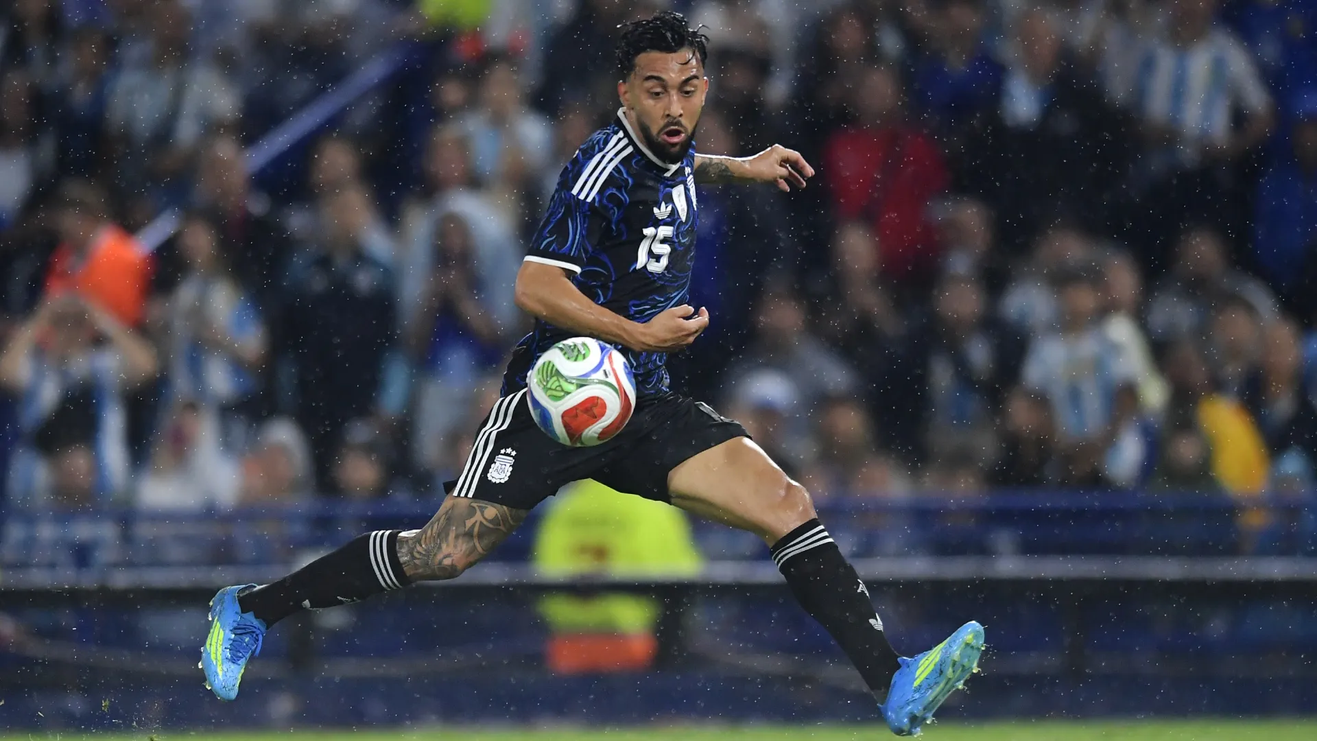 Nicolas Gonzalez, da Argentina, controla a bola.