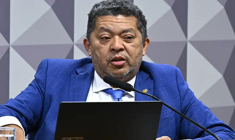 Brasília (DF), 14/04/2026 - O relator da Comissão Mista da Medida Provisória (CMMPV) n° 1.323, de 2025, senador Beto Faro (PT-PA), que altera a legislação sobre o seguro-desemprego para pescadores artesanais durante o período de defeso (período em que a pesca é proibida para proteger a reprodução das espécies), realiza reunião deliberativa para apreciação do relatório. Foto: Waldemir Barreto/Agência Senado