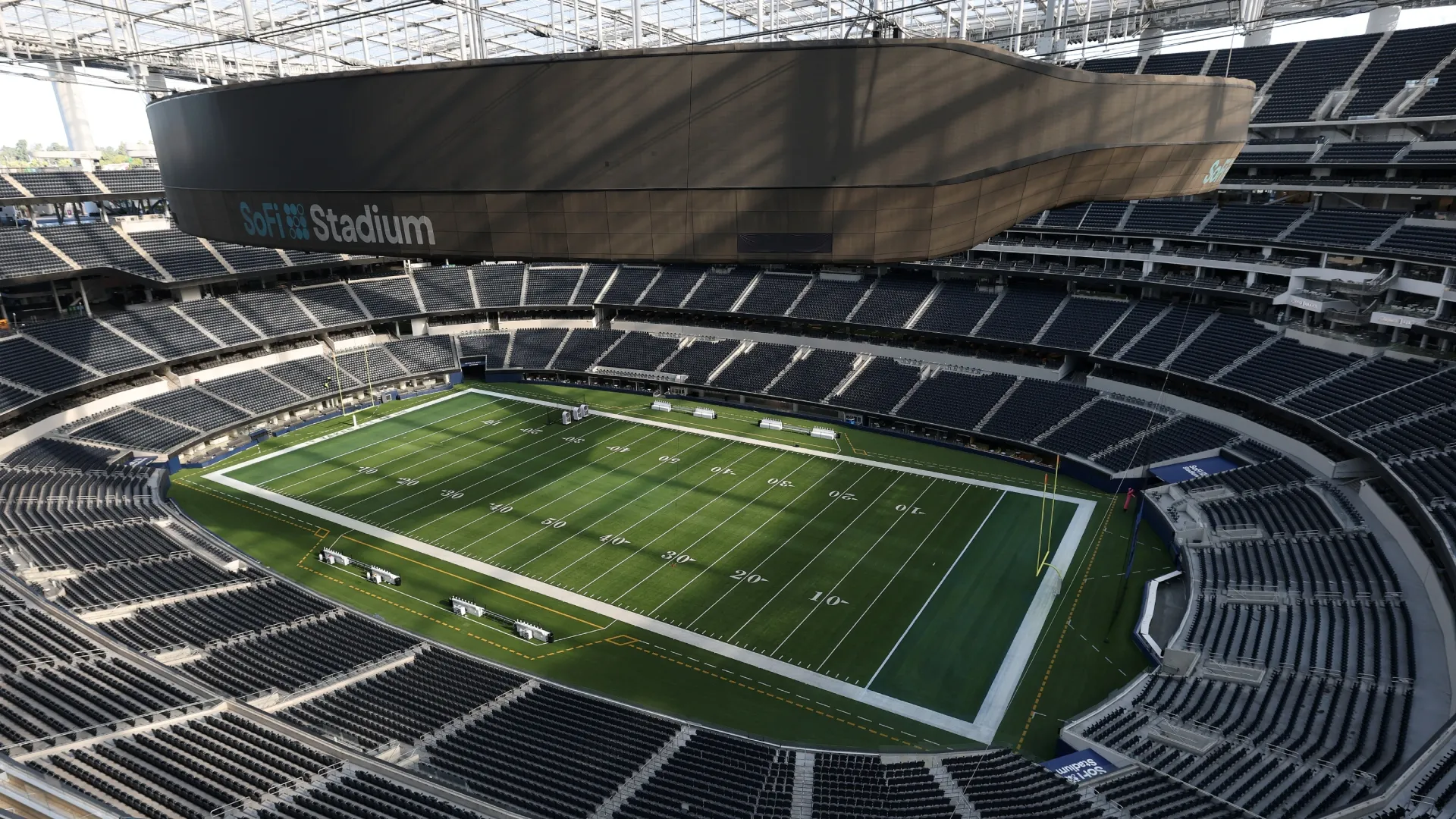 Uma visão geral do interior do estádio SoFi Stadium.
