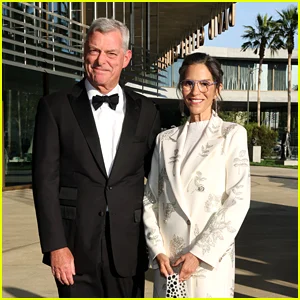 A atriz de 'The Lost Boys', Jami Gertz, faz uma aparição rara com o marido bilionário, anos depois de deixar os holofotes