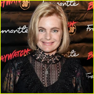 A estrela de 'Baywatch', Erika Eleniak, repetirá o papel de Sauni McClain na série de reinicialização