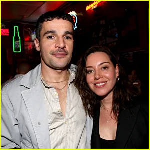 A grávida Aubrey Plaza apoia o parceiro Christopher Abbott em sua noite de estreia na Broadway em 'Death of a Salesman'