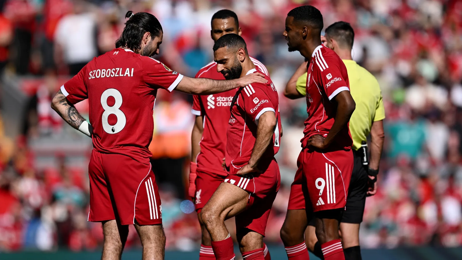 Mohamed Salah, do Liverpool, é ajudado pelo companheiro de equipe Dominik Szoboszlai em sua reação a uma lesão.